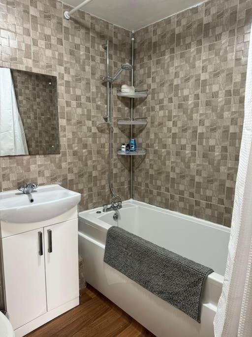 2 Bed In Sinfin Apartment *